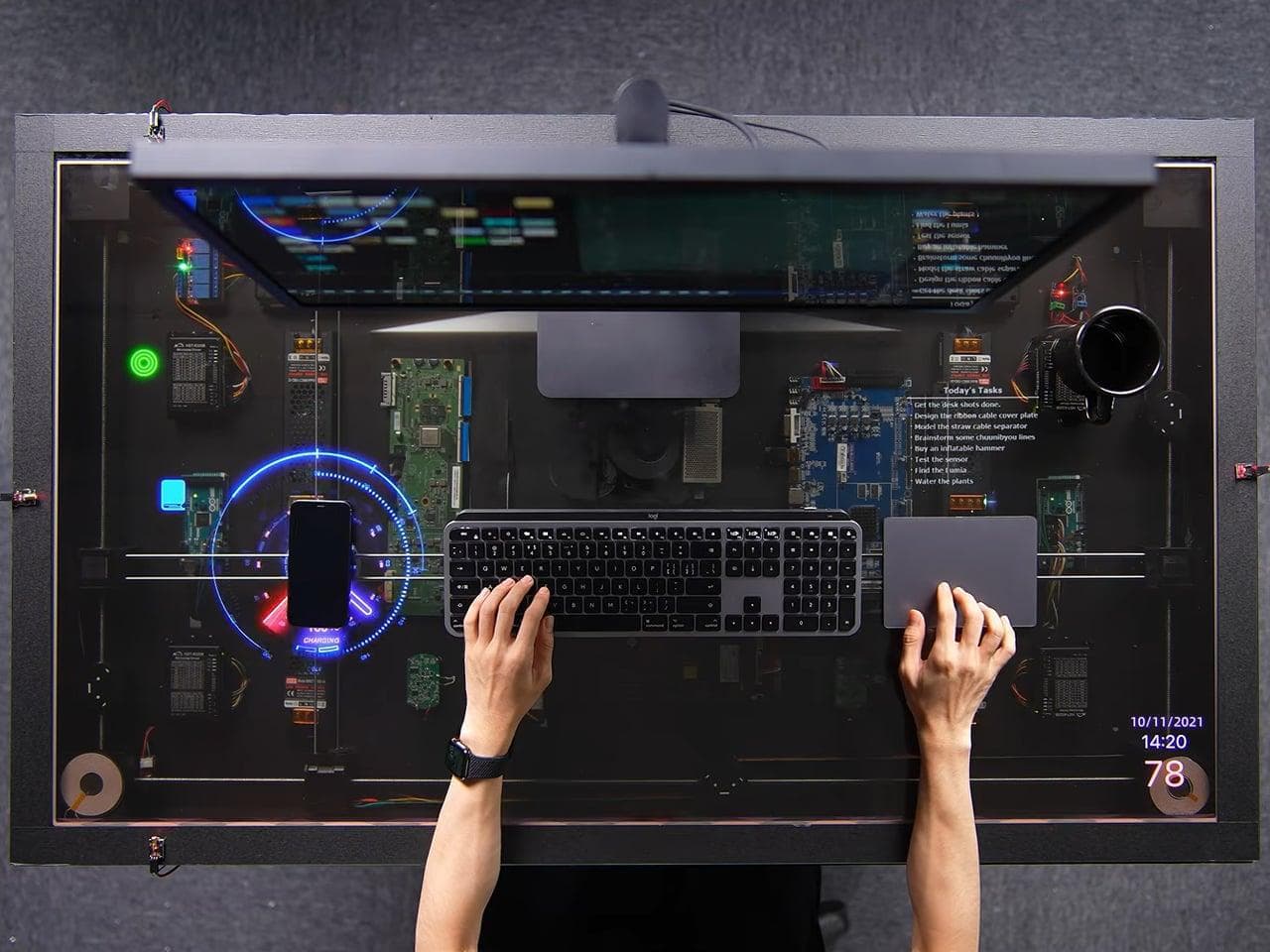 Un creador chino construye una mesa que encuentra tu teléfono y lo carga automáticamente